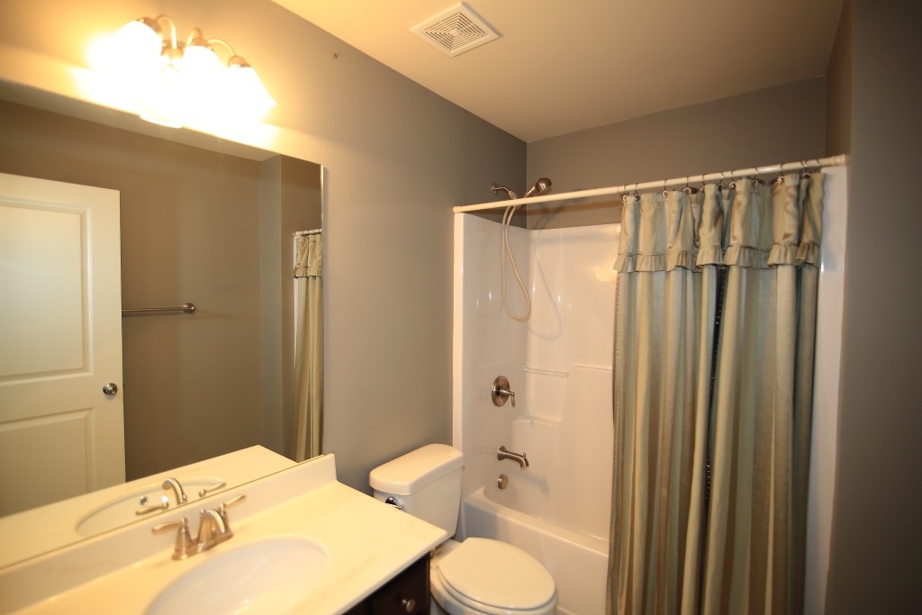 Glide Tour of 201 Highland Village Lane, Woodstock, 30188